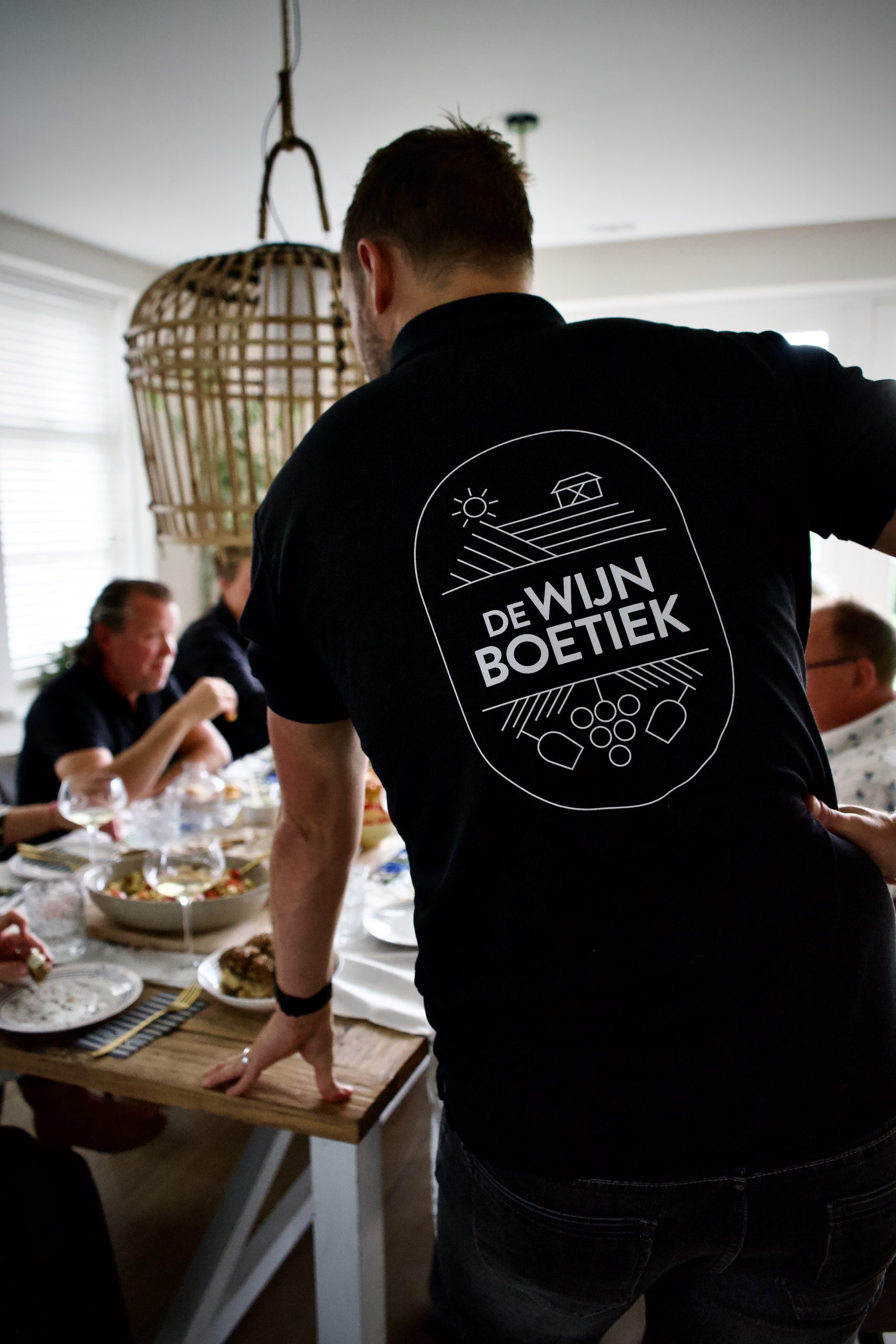 Sommelier van De Wijnboetiek begeleidt een wijnproeverij aan huis in Utrecht.